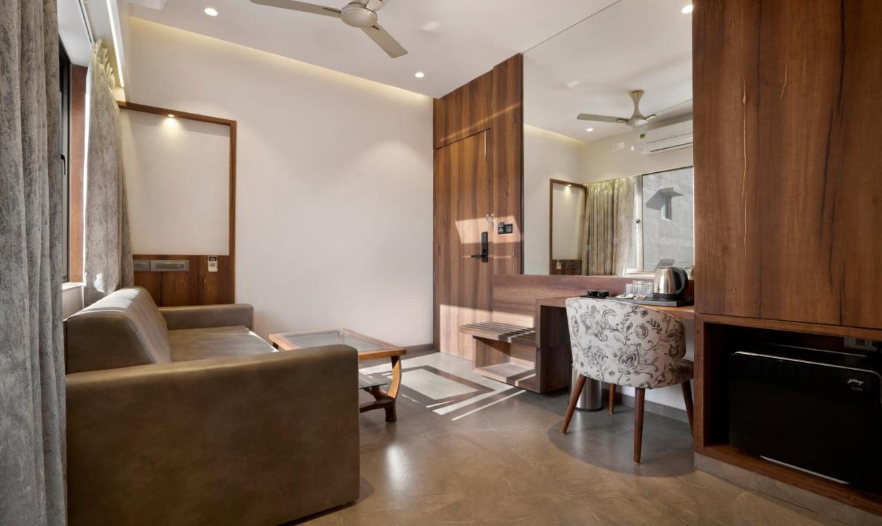 Treebo Premium Savera Inn Mumbai Exterior photo